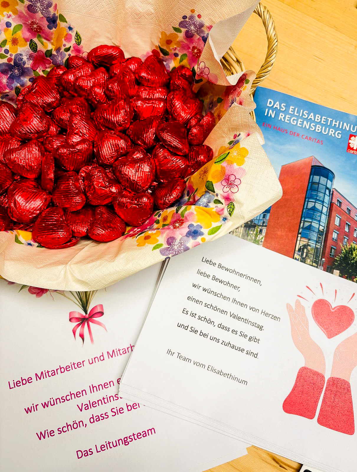 Karten und Schokoherzen auf einem Tisch