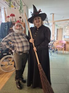 Zum Fasching verkleidete Personen