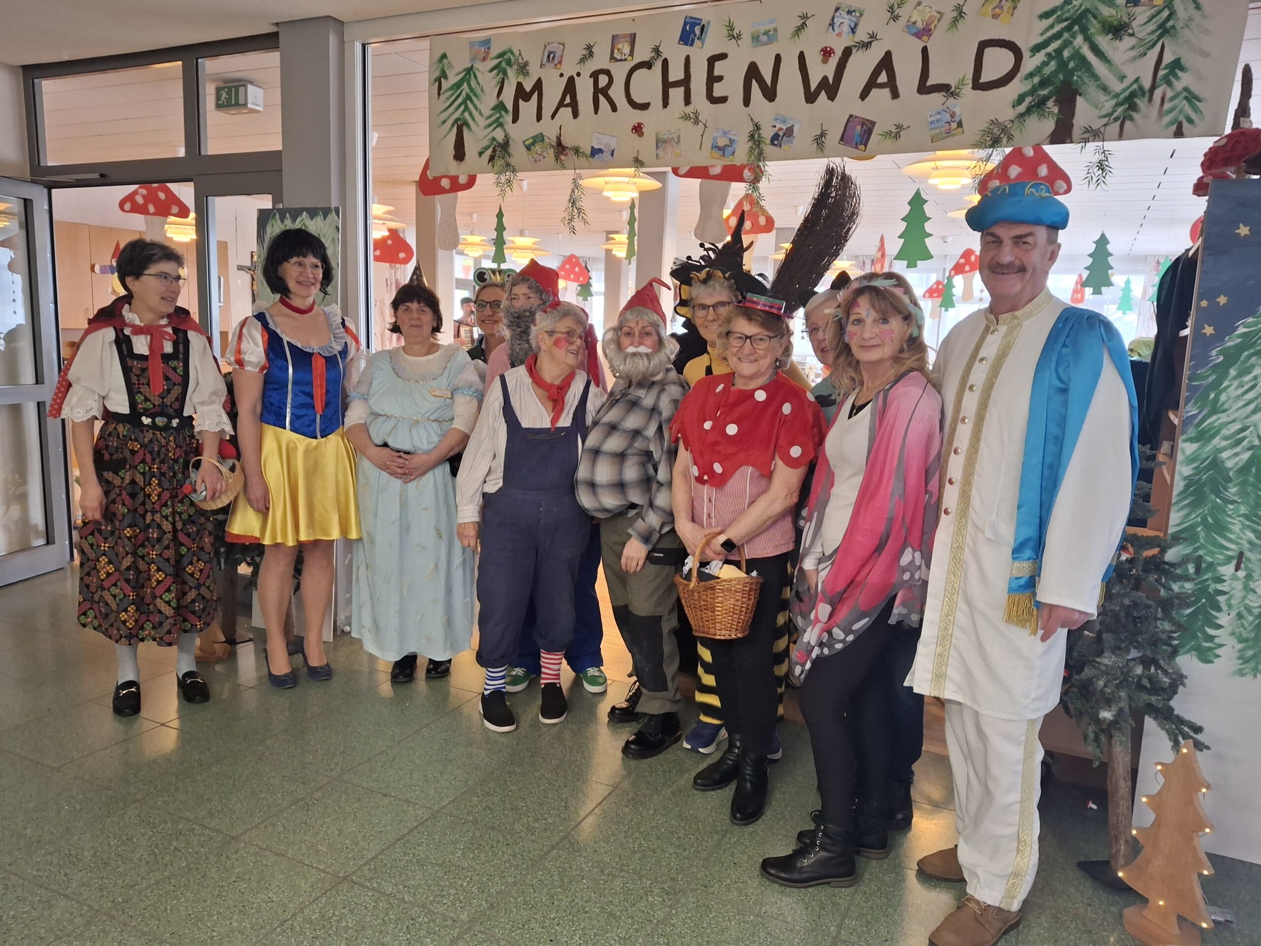 Zum Fasching verkleidete Personen