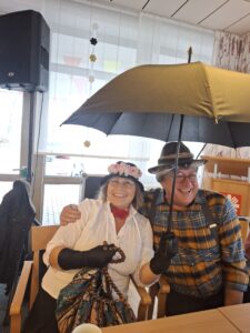 Zum Fasching verkleidete Personen