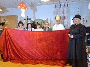 Zum Fasching verkleidete Personen