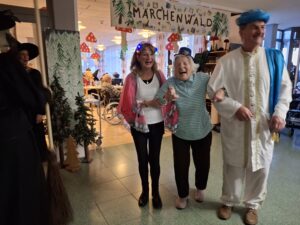 Zum Fasching verkleidete Personen