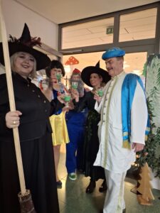 Zum Fasching verkleidete Personen