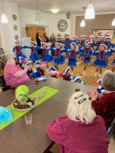 Personen beim Fasching