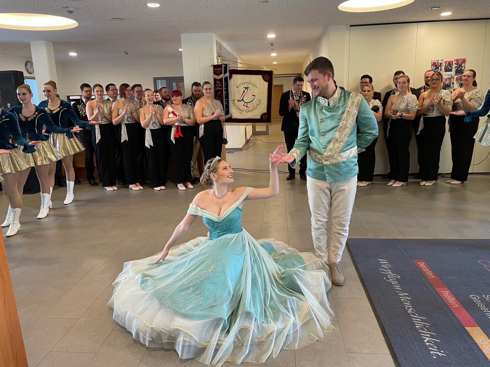 2 Gardepersonen tanzen in der Mitte anderer Personen