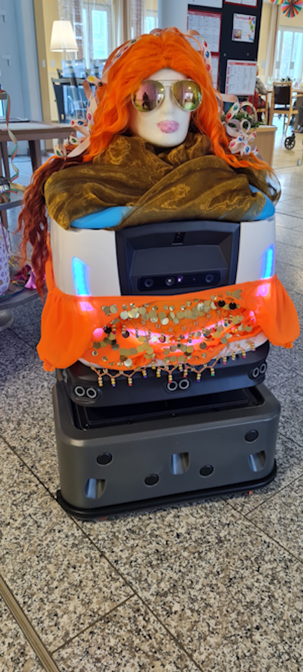 Ein verkleideter Wisch- und Saugroboter