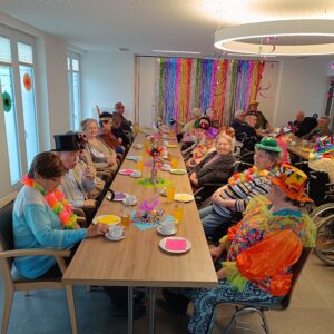 Senioren verkleidet an einem Tisch