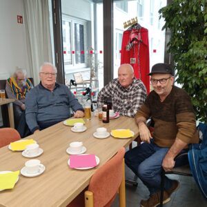 3 Personen an einem Tisch