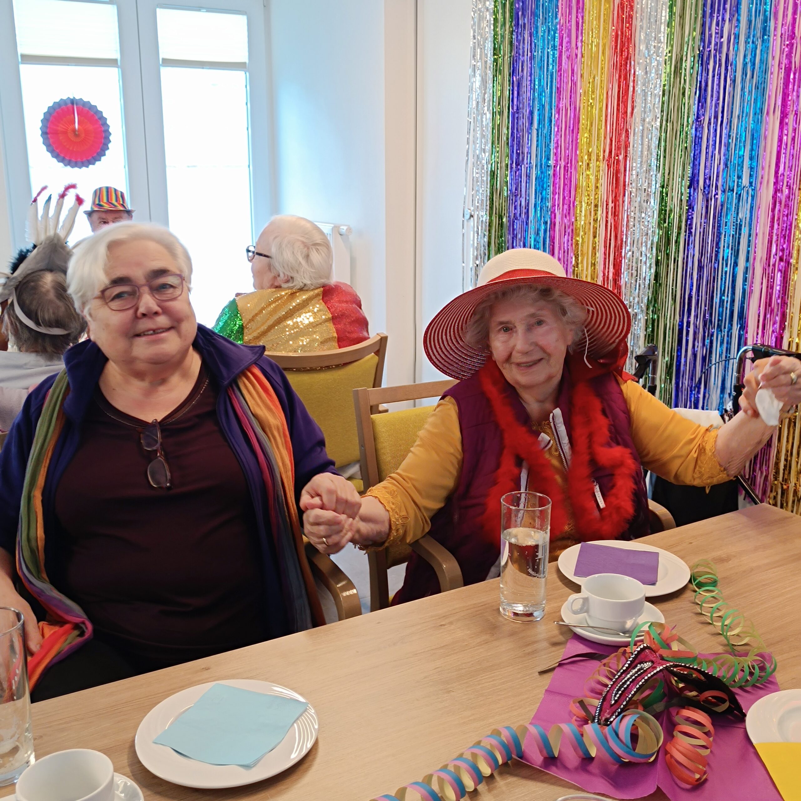 Senioren verkleidet an einem Tisch