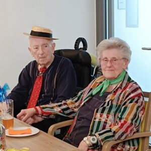 Senioren verkleidet an einem Tisch