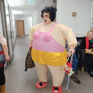 Verkleidete Seniorin