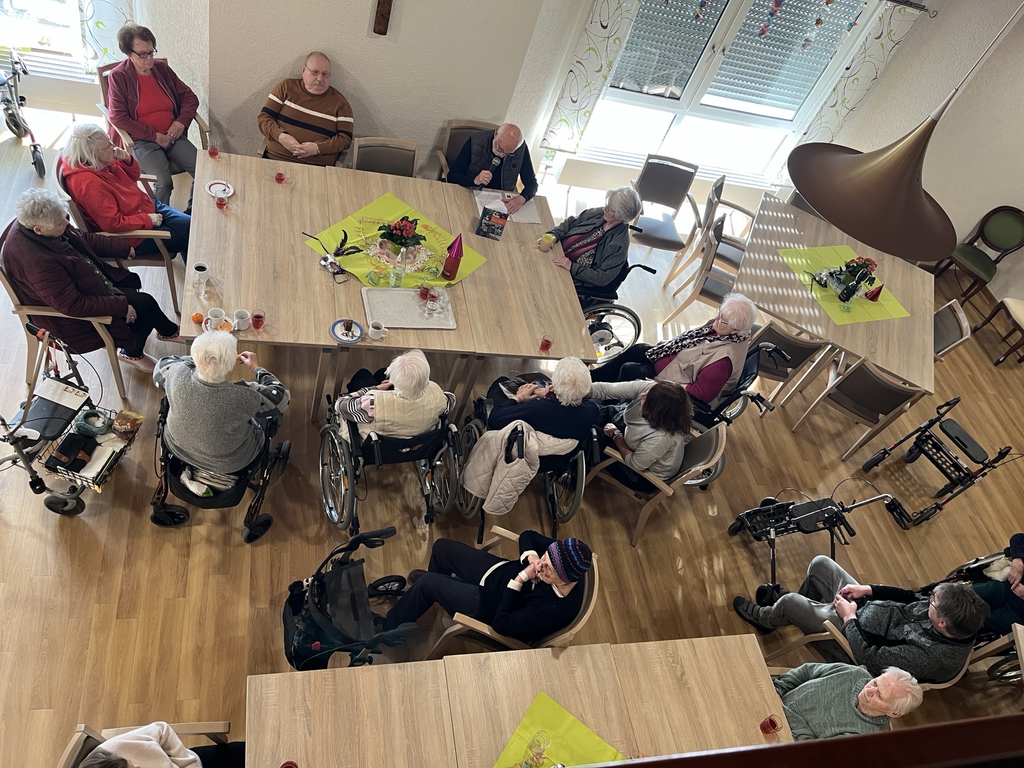 Bewohner im Altenheim von oben
