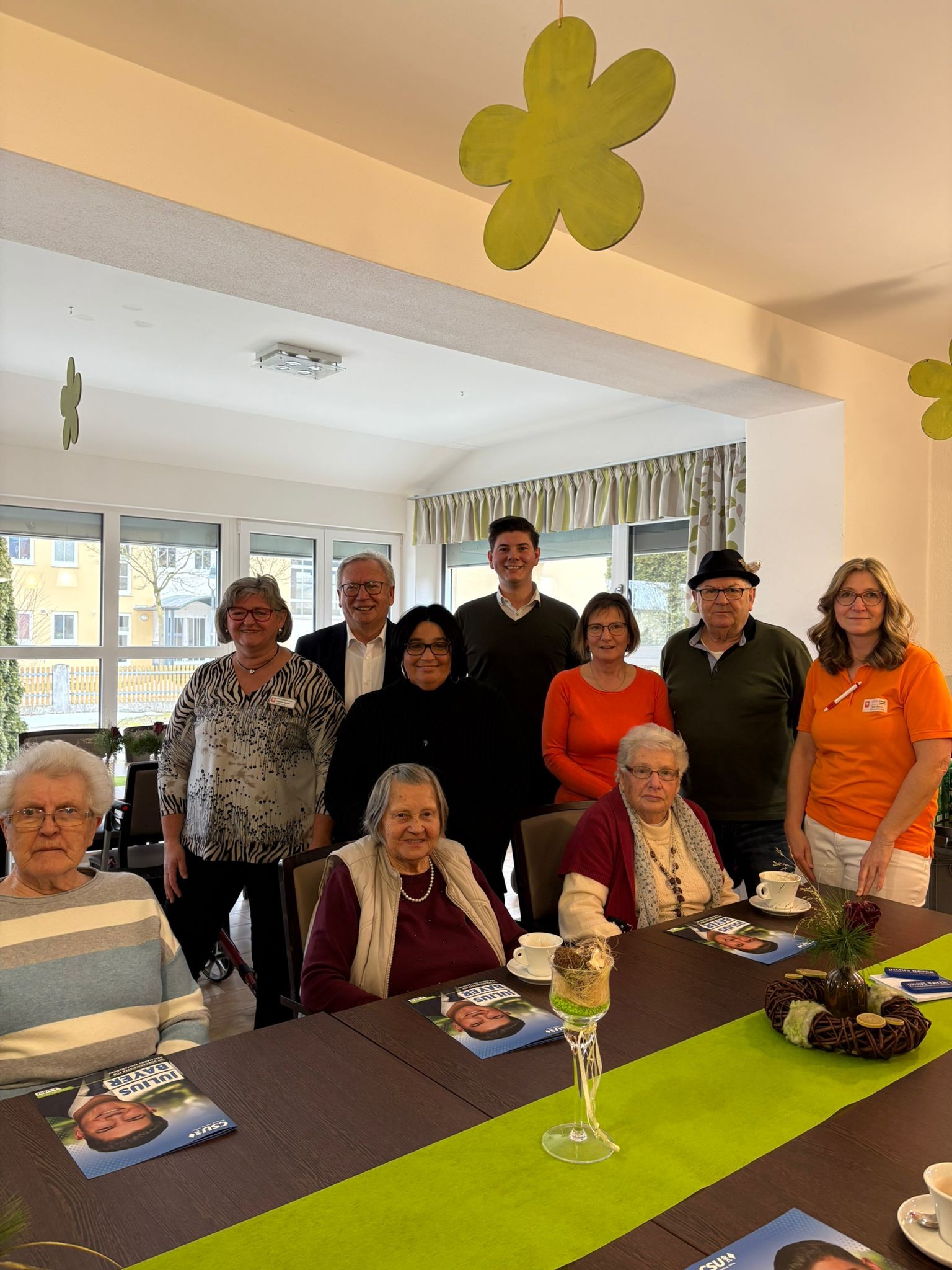 Gruppenfoto im Altenheim an einem Tisch