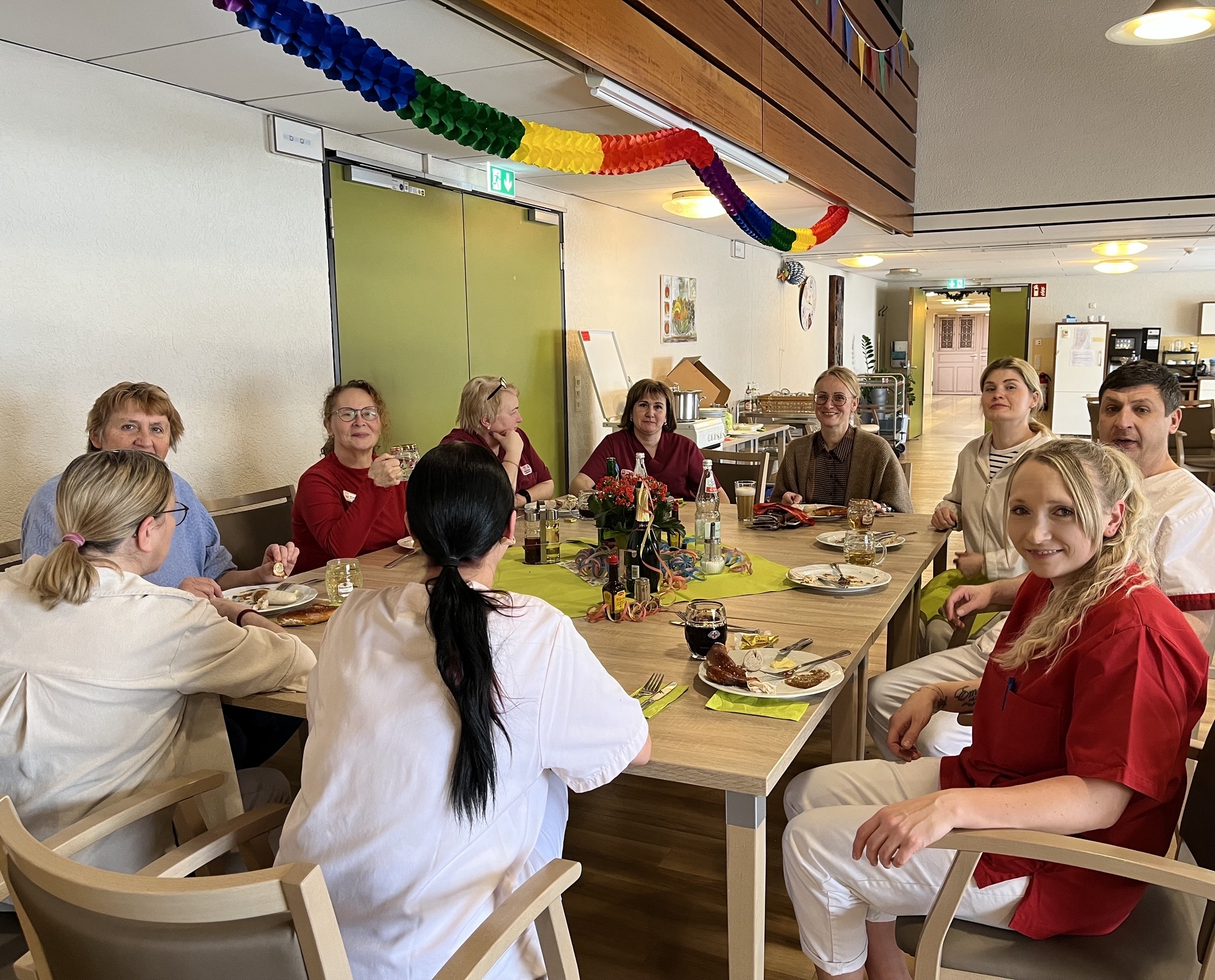 Personen an einem Speisetisch