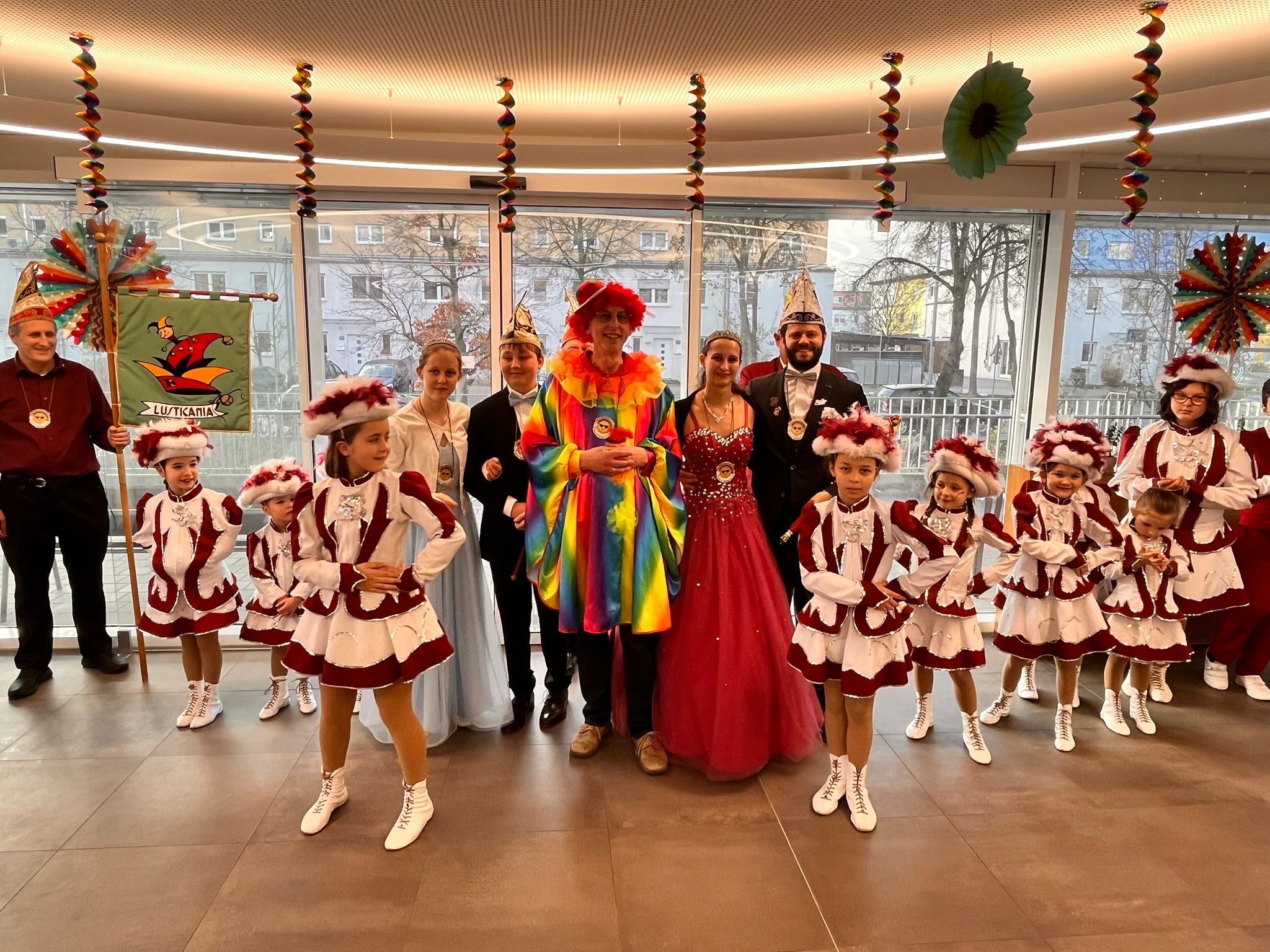 Garde und verkleidete Personen im Portrait in einem Altenheim