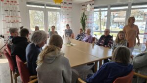 Personen sitzen um einen Tisch