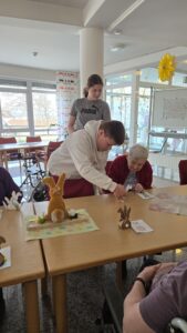 Personen mit Osterkarten an einem Tisch