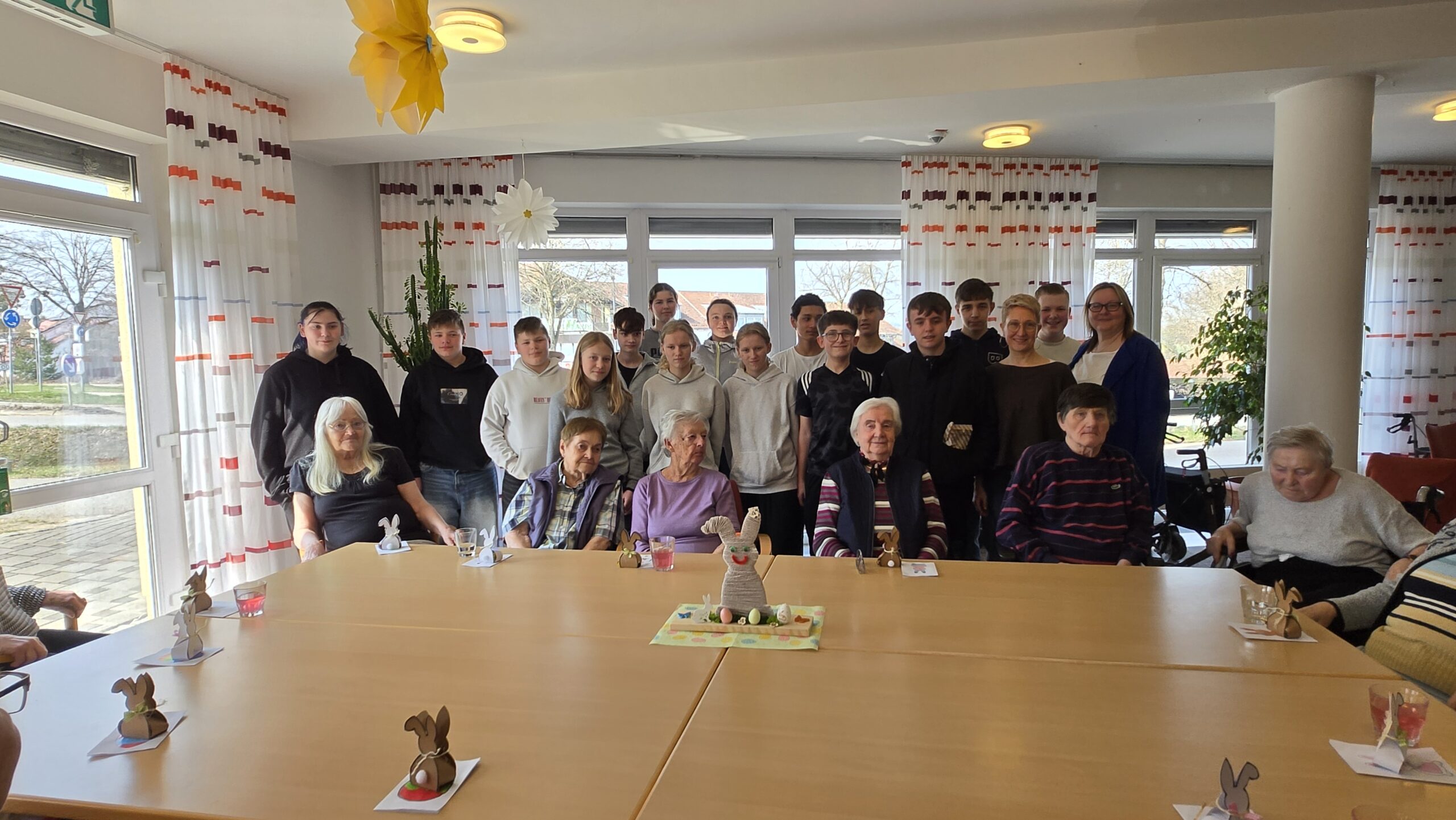 Gruppenfoto hinter einem Tisch