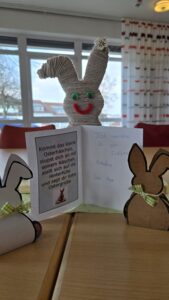 Osterkarten und Osterhasen auf einem Tisch