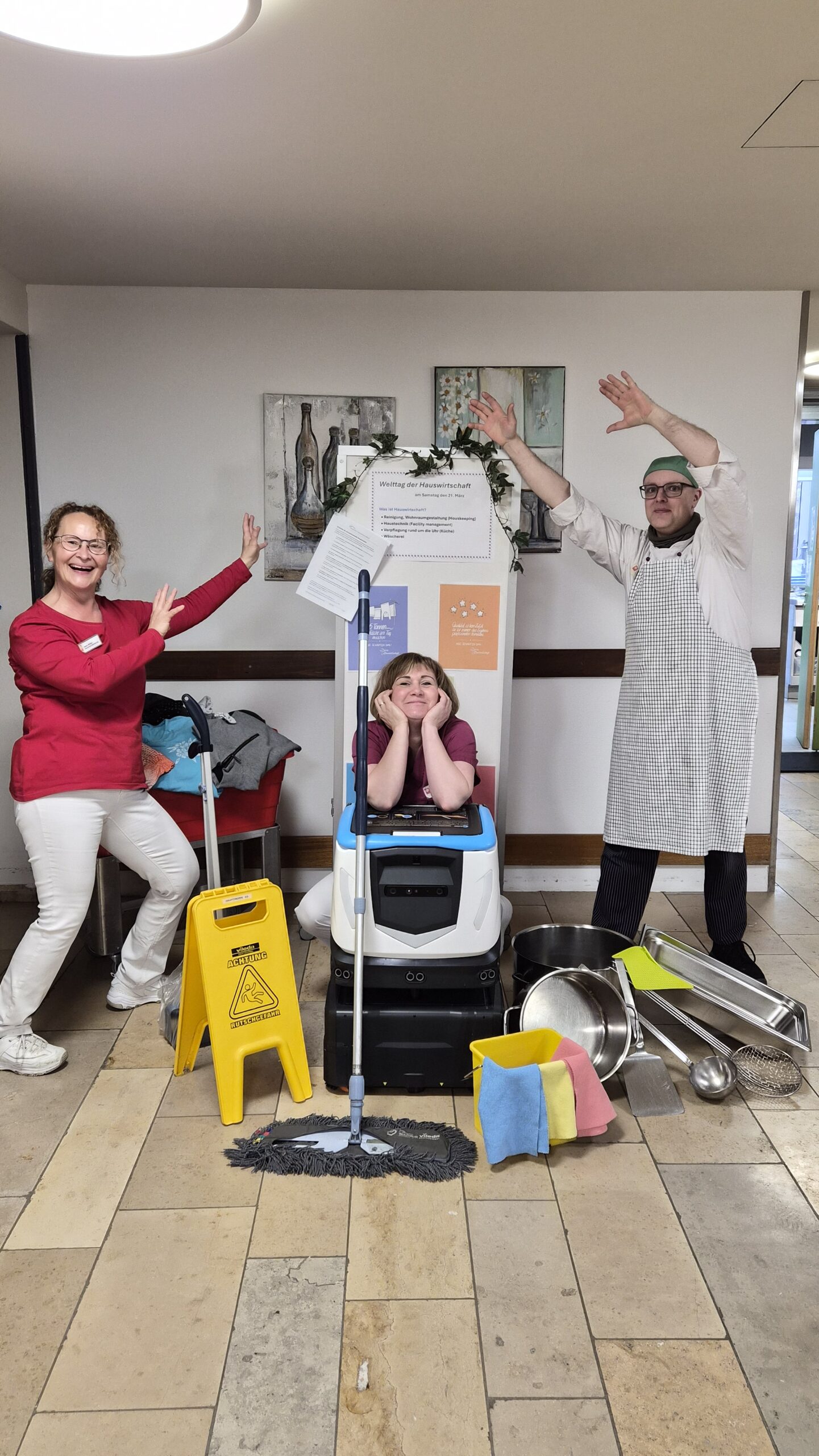 3 Personen in Altenheim mit Putzutensilien