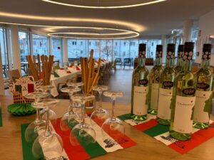 Wein und Gläser auf Tisch