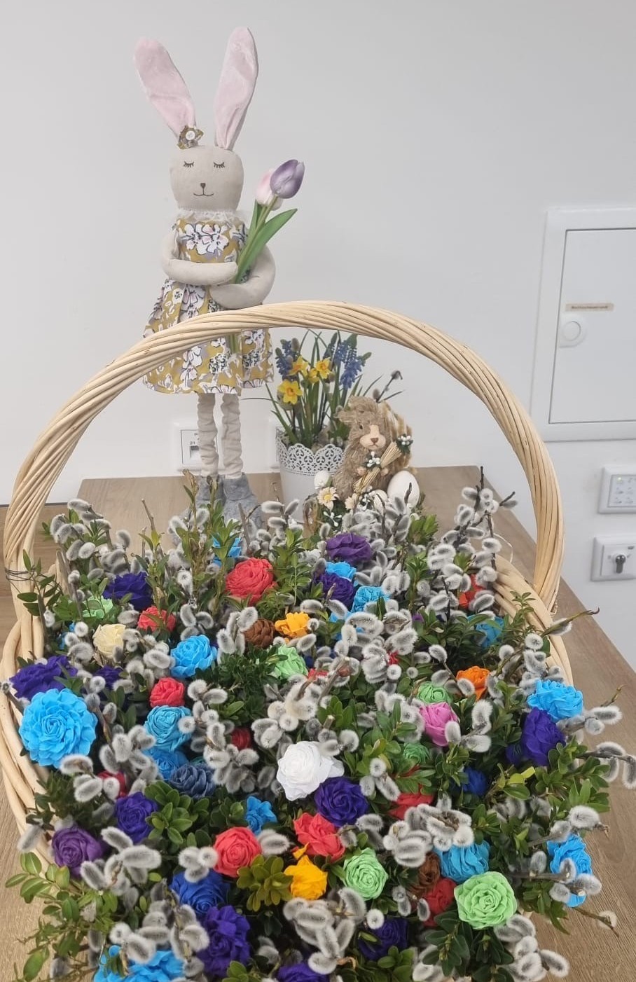 Korb mit Palmbüscheln auf Tisch