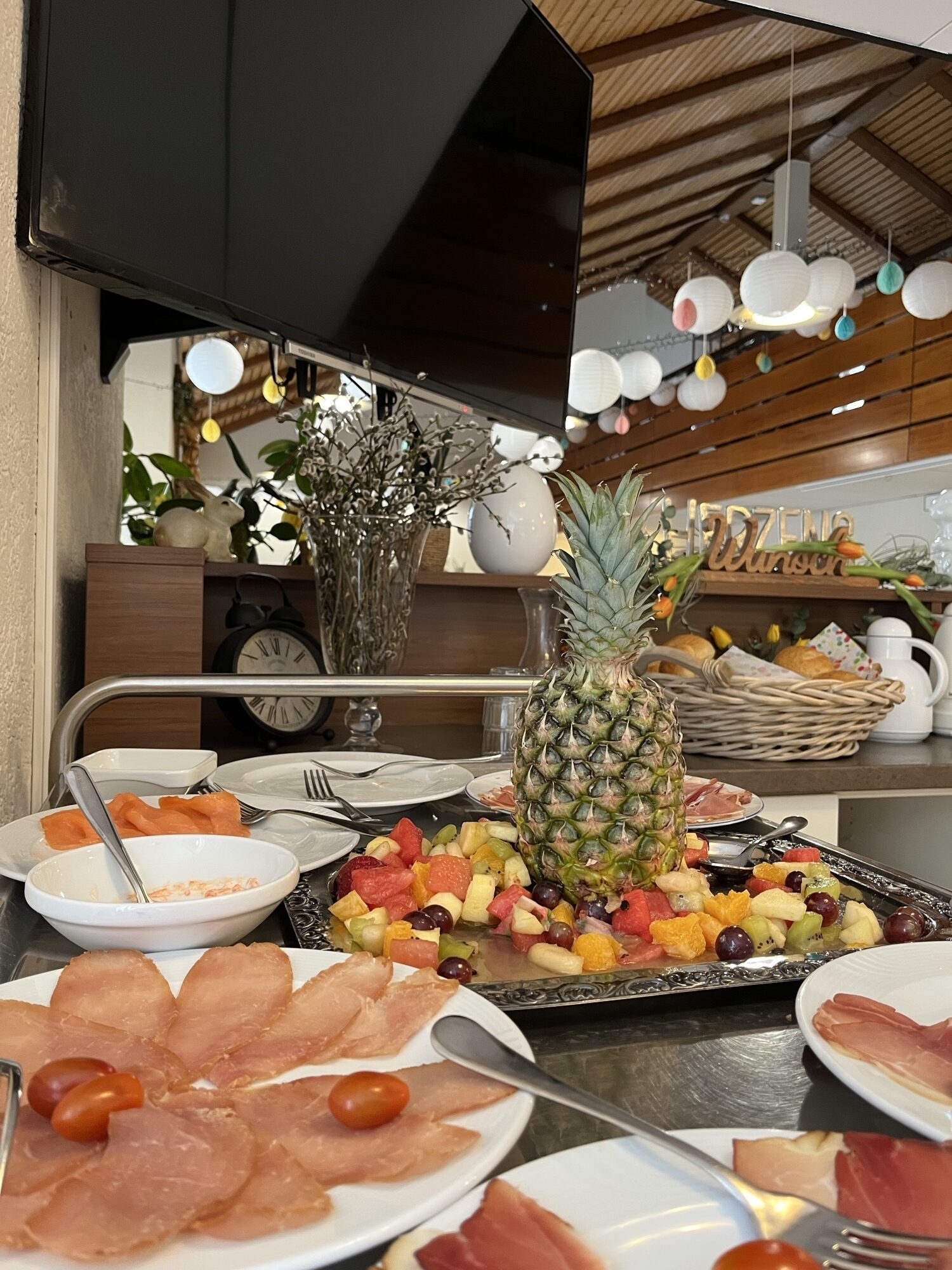 Frühstück auf einem Servierwagen