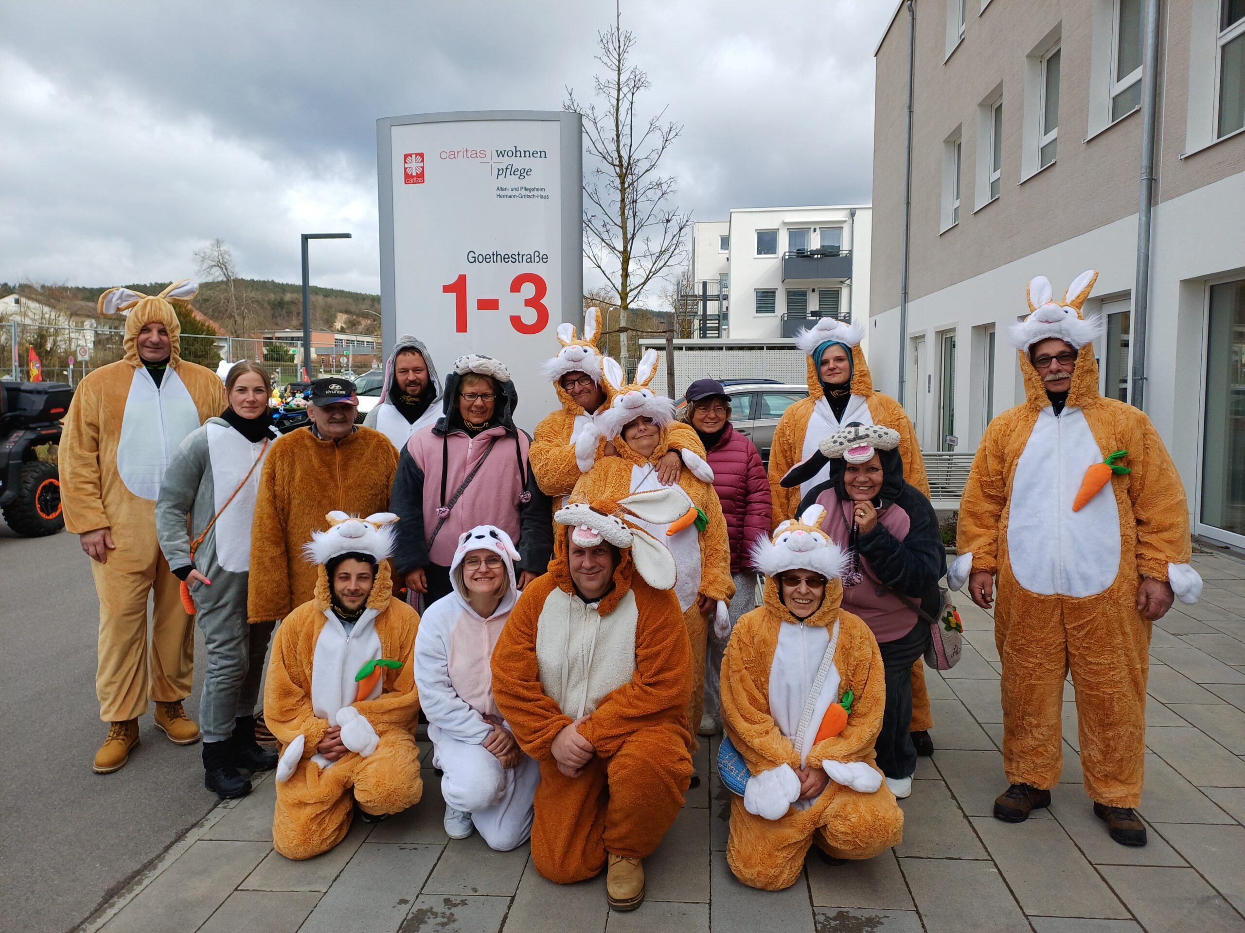 Gruppenfoto von als Osterhasen verkleidete Menschen.