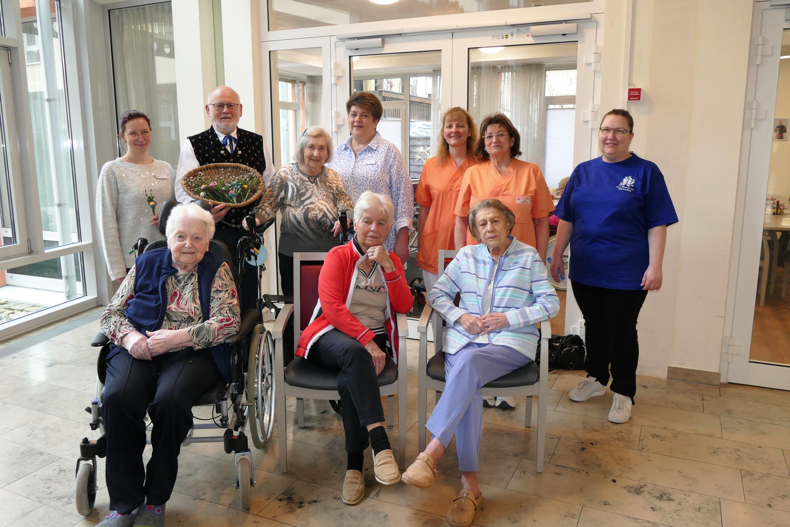 Gruppenfoto in Alten- und Pflegeheim