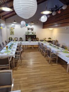 Liebevoll gedeckter Frühstücksraum