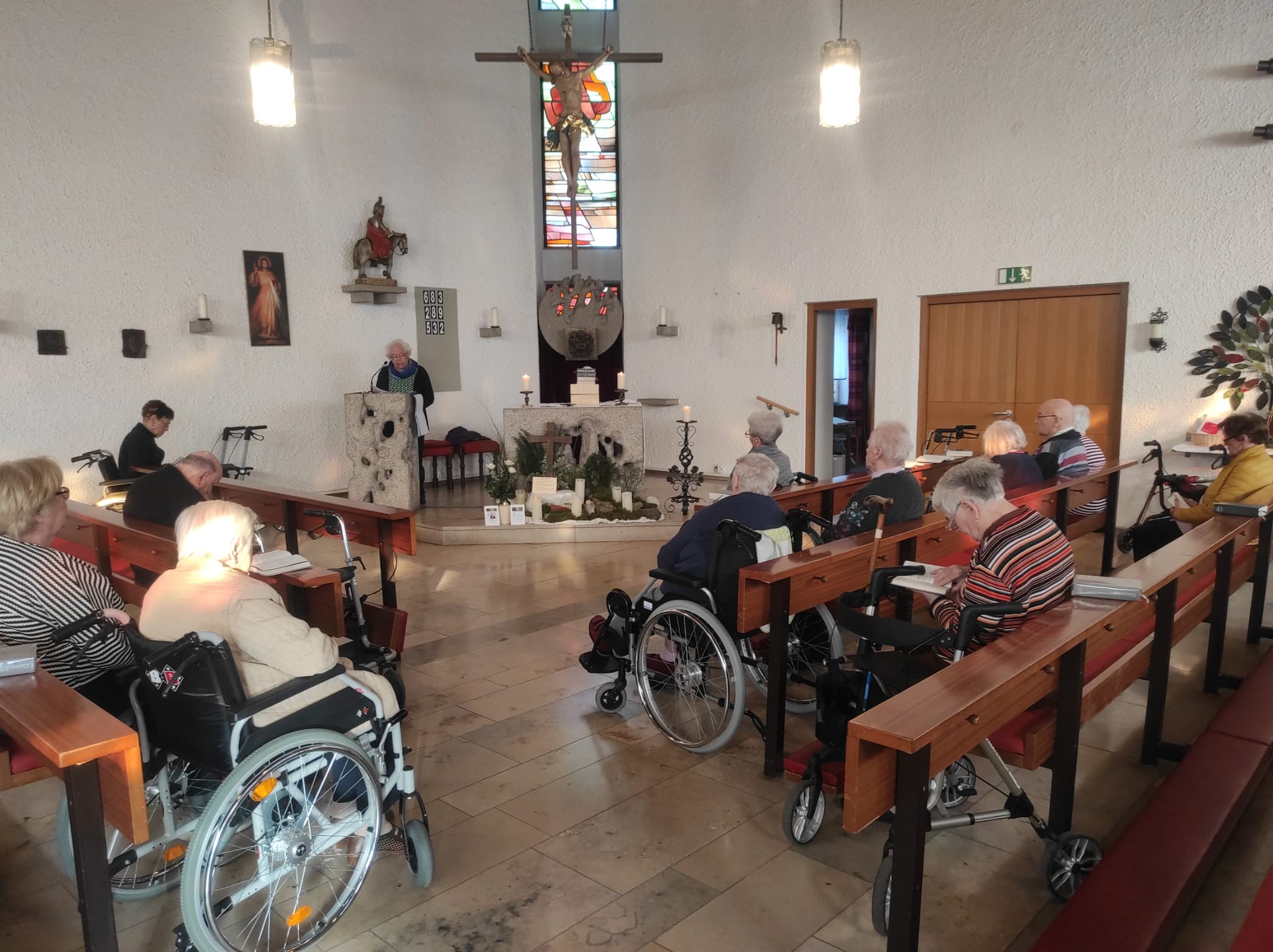 Die Bewohner in der Kapelle