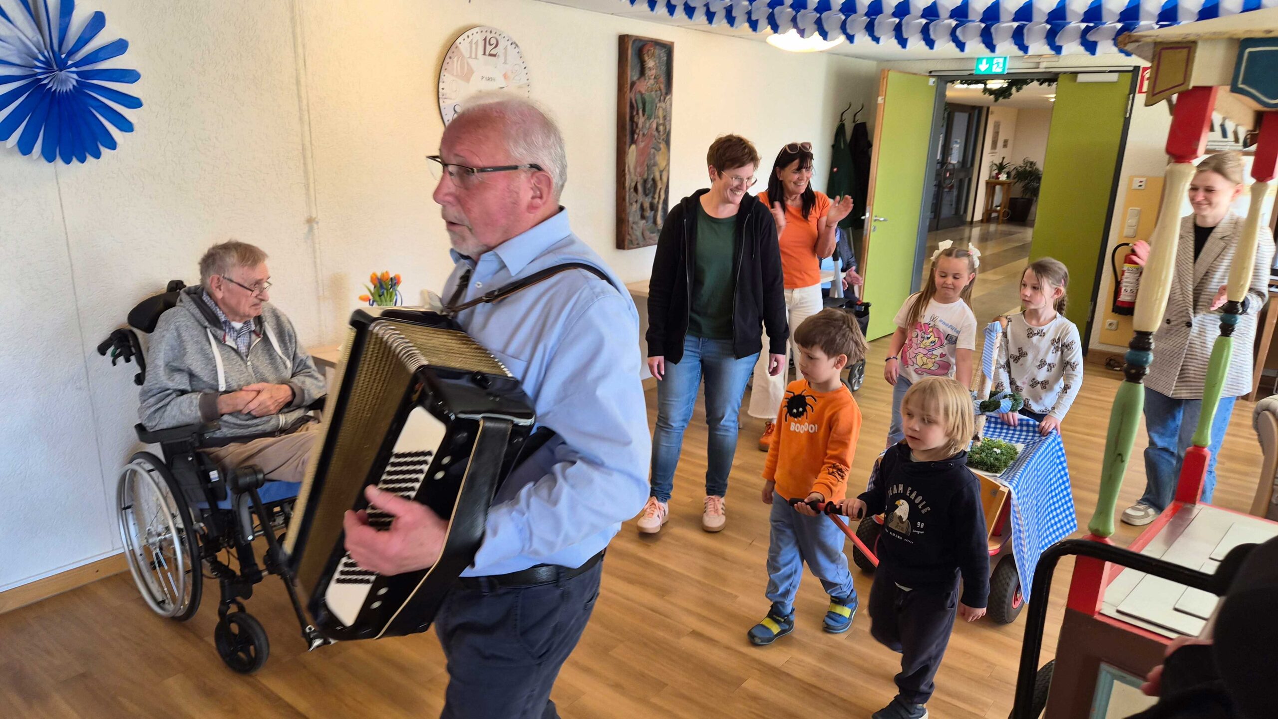 Maibaumfest im Altenheim