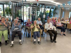 Bewohner beim Maibaumfest