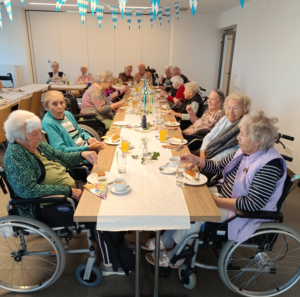 Bewohner beim Maibaumfest