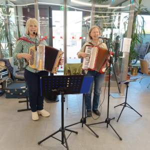 Bewohner beim Maibaumfest