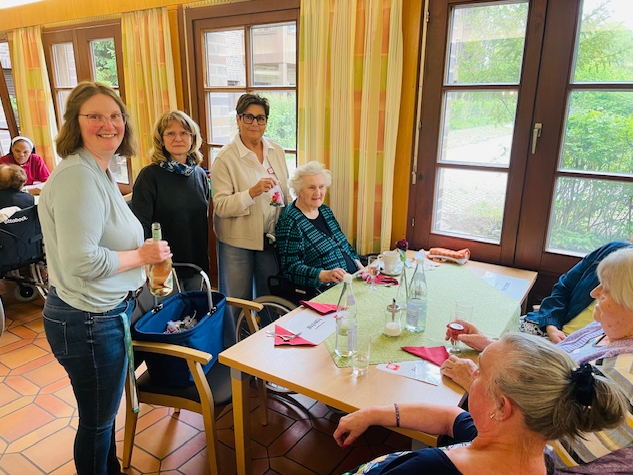 Gruppenfoto an Tisch