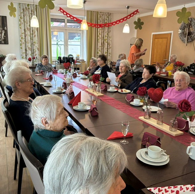 Gruppe Senioren an Tisch