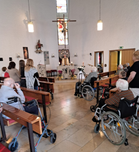 Bewohner eines Altenheimes in Kirche