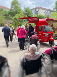 Senioren holen sich Eis an roter Ape