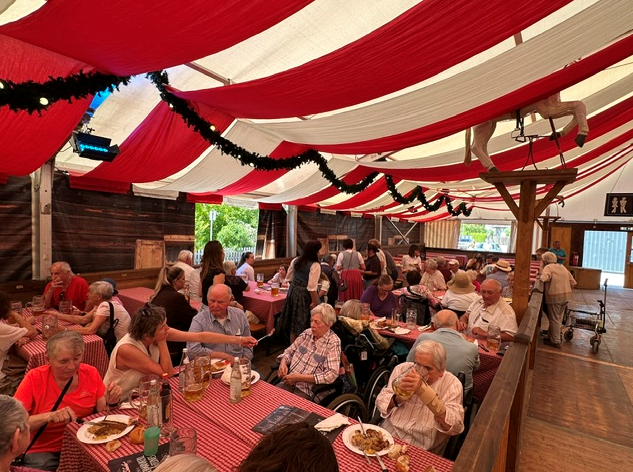 Menschen in einem Zelt auf einem Volksfest