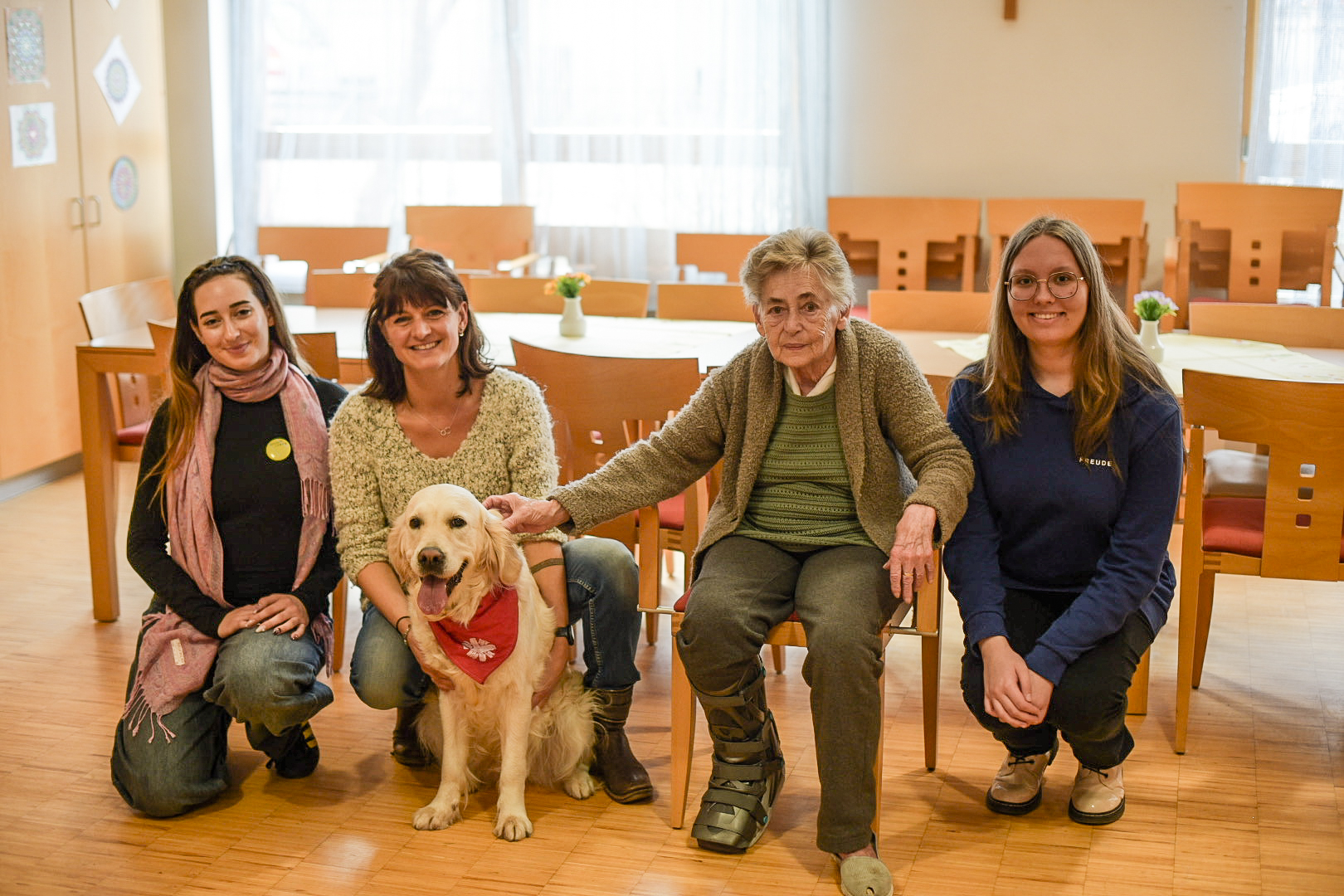 Vier Frauen mit Hund in Innenraum