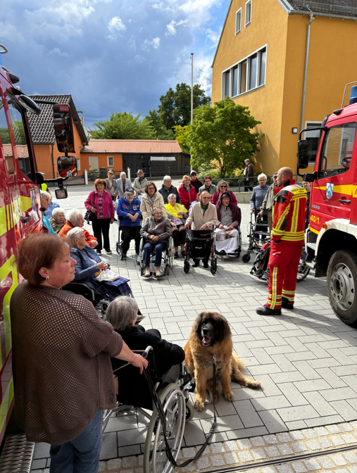 Senioren vor Feuerwehrautos