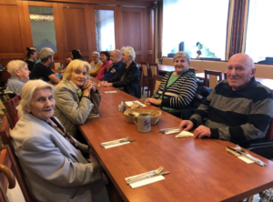 Senioren an einem Tisch