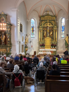 Senioren in einer Kirche