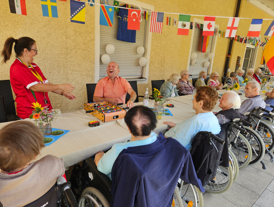 Senioren an geschmücktem Tisch