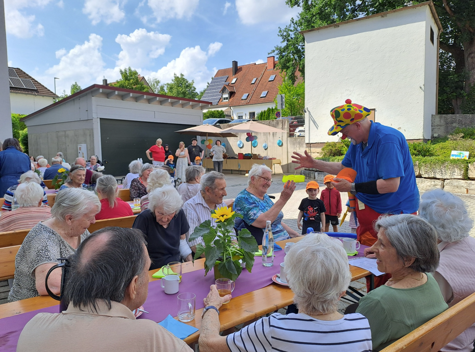Bewohner, Besucher und ein Clown