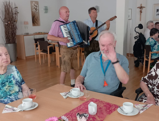 Band und Bewohner in Altenheim