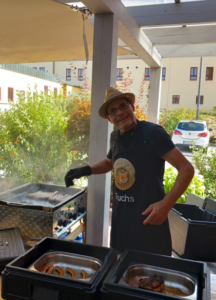 Mann hinter Grill