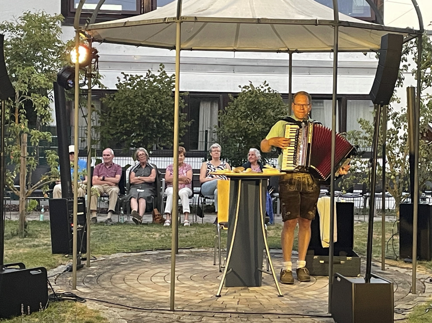 Mann mit Schifferklavier im freien
