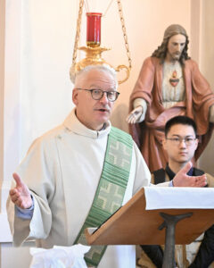Person Predigt in der Kirche